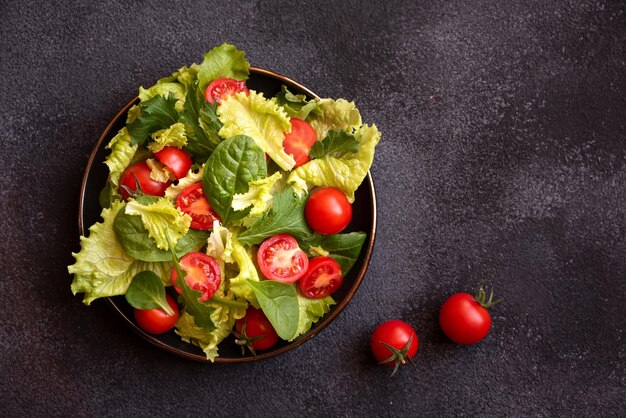 Ensalada de verduras frescas con lechuga y tomates