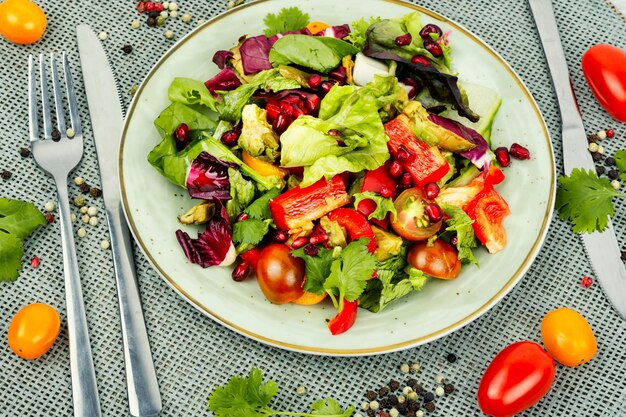 Ensalada de verduras frescas y lechuga