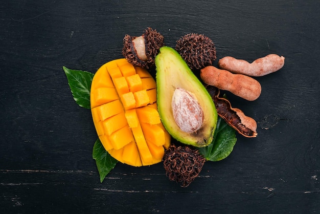 Ensalada de verduras frescas Maíz rábano cebolla pepino huevos de codorniz Sobre un fondo de madera Vista superior Espacio de copia libre