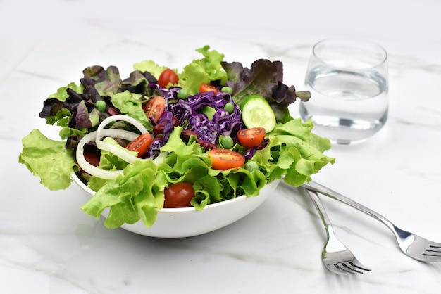 Ensalada de verduras frescas menú saludable o dietético
