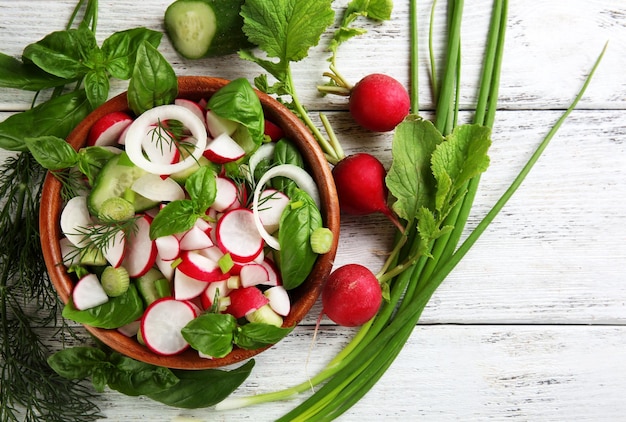 Ensalada de verduras frescas en la mesa de cerca