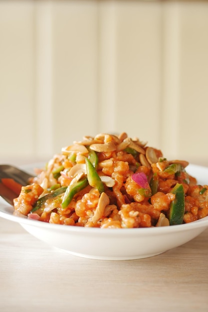 Ensalada con verduras frescas y nueces en un bol sobre la mesa