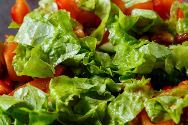 Ensalada de verduras frescas picadas en un plato para una chica vegetariana