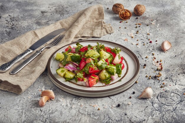 Ensalada de verduras frescas en un plato, fondo claro