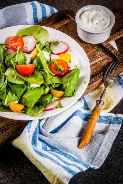 Ensalada de verduras frescas de primavera