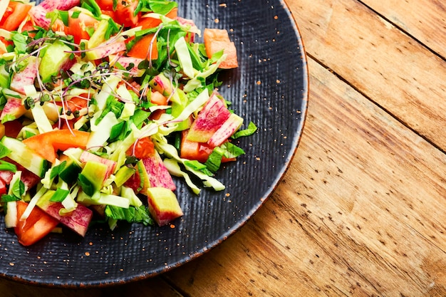 Ensalada de verduras frescas de primavera