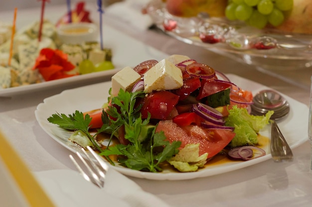 Ensalada de verduras frescas con queso muy bien conservado