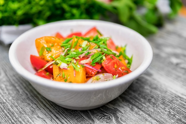 Ensalada de verduras frescas rústicas sobre fondo rústico