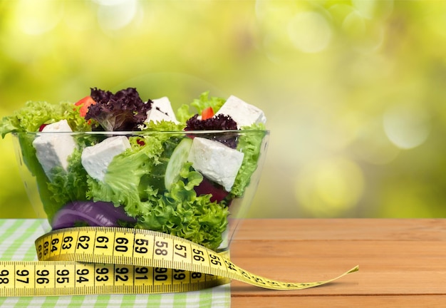 Ensalada de verduras frescas y sabrosas en un tazón