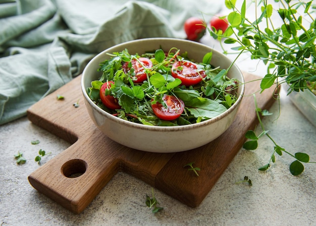 Ensalada de verduras frescas saludables de comida vegana