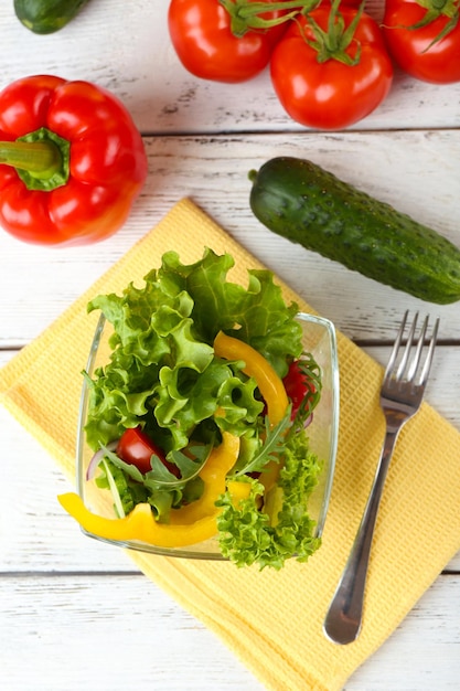 Ensalada de verduras frescas en un tazón en la mesa de cerca