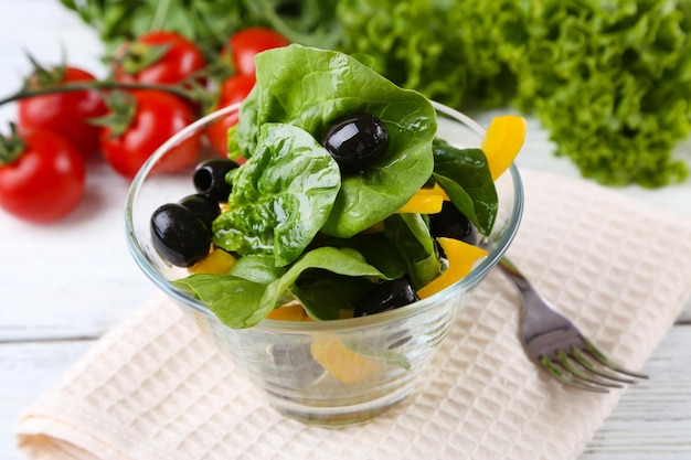 Ensalada de verduras frescas en un tazón en la mesa de cerca