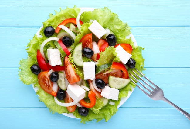 Ensalada de verduras frescas con tenedor