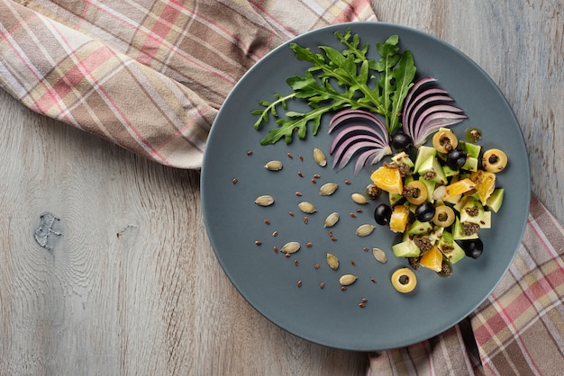 Ensalada de verduras y frutas decoradas