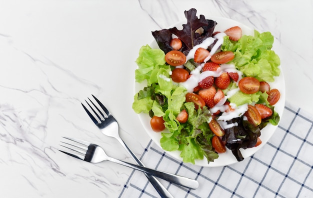 Ensalada de verduras y frutas en el plato