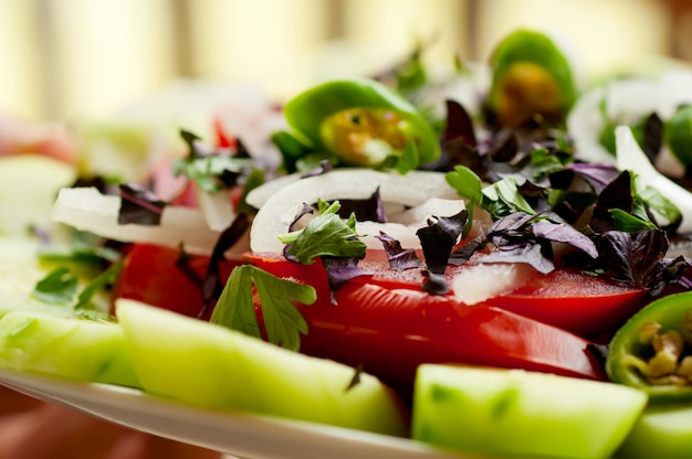 Ensalada de verduras georgiana con cebolla, albahaca, tomate, perejil y pimiento