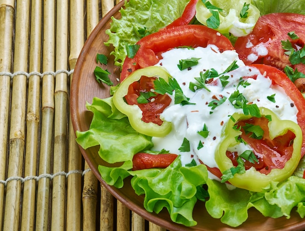 Ensalada de verduras georgiana con queso