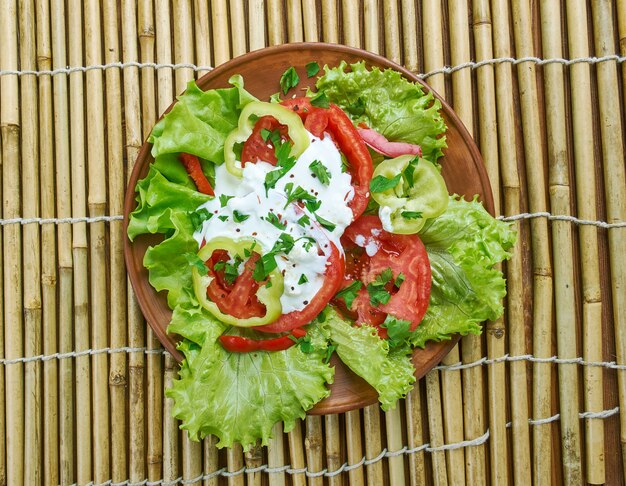 Ensalada de verduras georgiana con queso