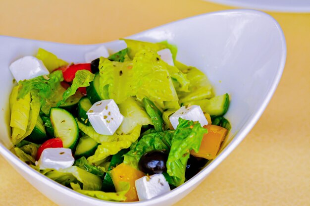 Ensalada de verduras griega servida en un restaurante