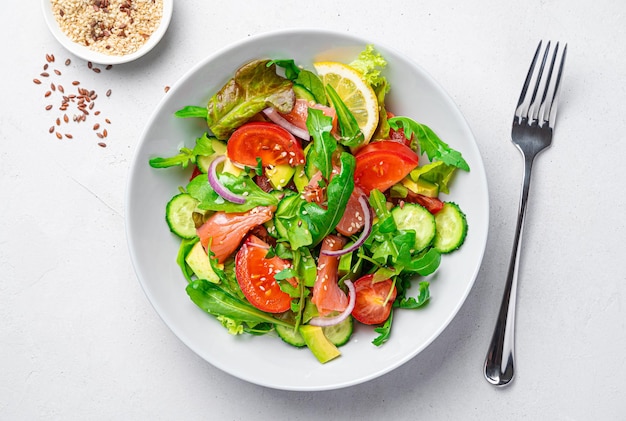 Ensalada de verduras con hierbas frescas de salmón y semillas de sésamo y lino