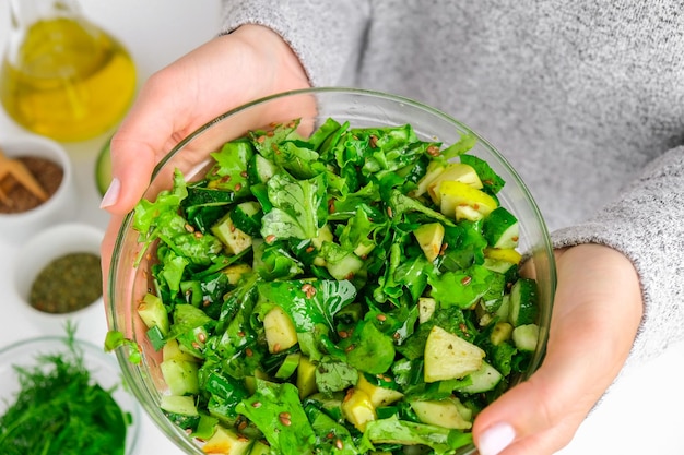 Foto ensalada de verduras y hierbas verdes frescas cocinando una dieta saludable o comida vegetariana paso a paso