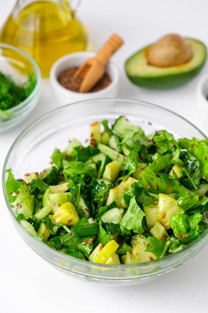 Ensalada de verduras y hierbas verdes frescas cocinando una dieta saludable o comida vegetariana paso a paso