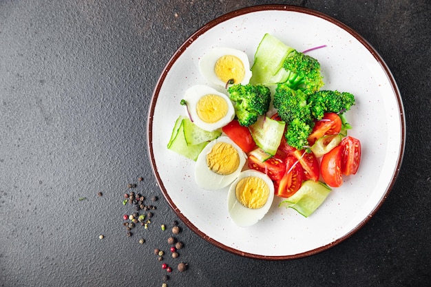 Ensalada de verduras y huevo, brócoli, tomate, pepino, comida, merienda en la mesa