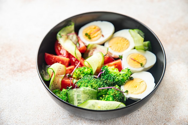 Ensalada de verduras y huevo, brócoli, tomate, pepino, comida, merienda en la mesa