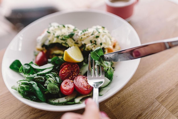 Foto ensalada de verduras con huevo escalfado, espinacas, chorizo. receta de verano, dieta keto. enfoque selectivo.