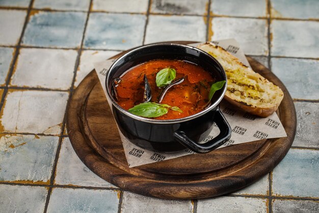 Ensalada de verduras y huevo con plato de sopa fría de okroshka con kvas en un plato blanco