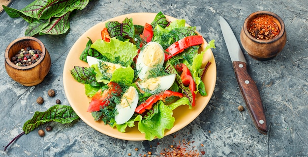 Ensalada de verduras con huevo