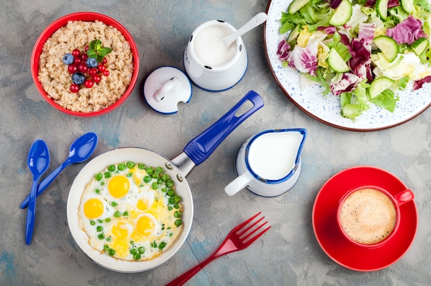 Ensalada con verduras, huevos, gachas de avena, cruasanes y café.