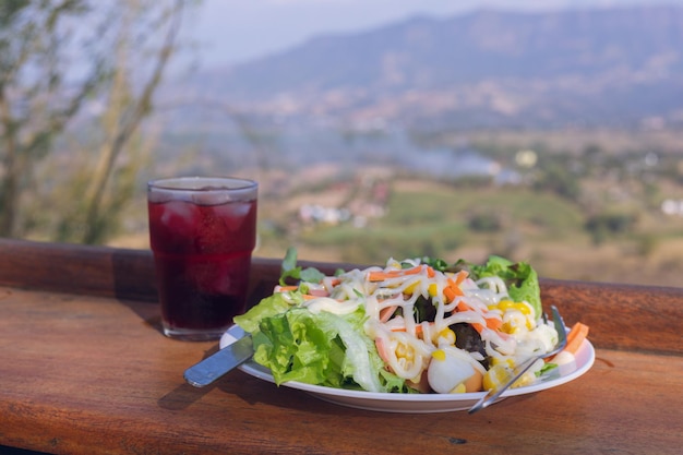 Ensalada de verduras con jugo de frutas para amantes de la salud lista para comer