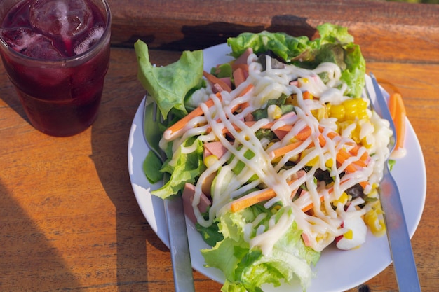 Ensalada de verduras con jugo de frutas para amantes de la salud lista para comer