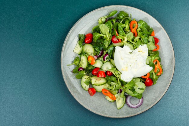 Foto ensalada de verduras y leche queso burrata