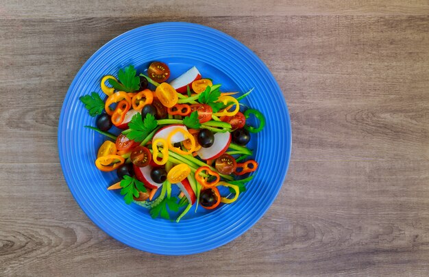 Ensalada de verduras con lechuga fresca, tomates, pepino y zanahoria en vaso