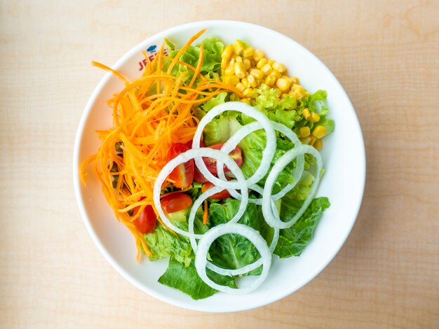 Ensalada de verduras lista para comer