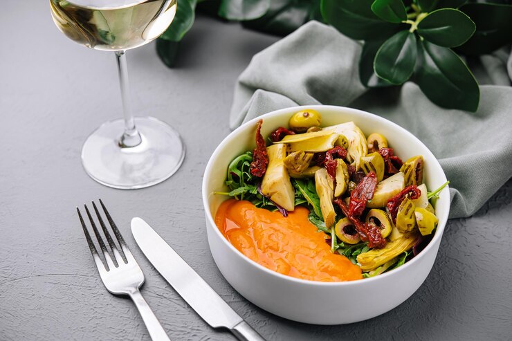 Ensalada de verduras mediterránea con vino blanco