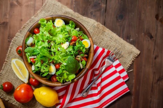 Foto ensalada de verduras en mesa de madera