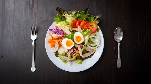 Ensalada de verduras en la mesa de madera