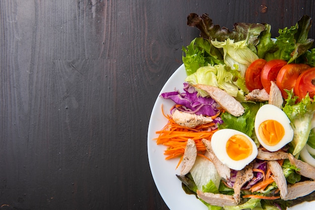 Ensalada de verduras en la mesa de madera