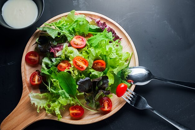 Ensalada de verduras mixtas en un plato de madera