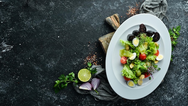Ensalada de verduras morcilla y champiñones en un plato Vista superior espacio libre para su texto Estilo rústico