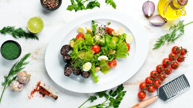 Ensalada de verduras morcilla y champiñones en un plato Vista superior espacio libre para su texto Estilo rústico