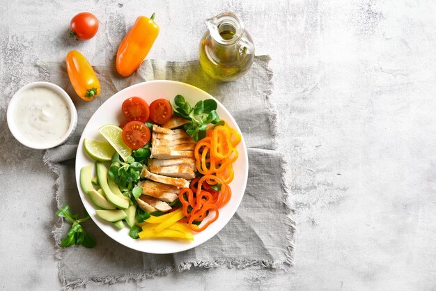 Ensalada de verduras con pechuga de pollo asada