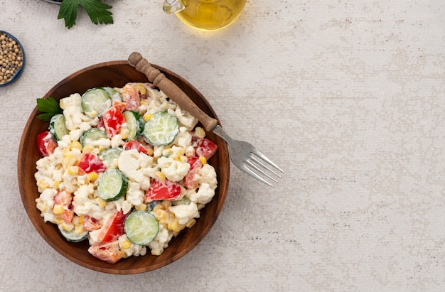 Foto ensalada de verduras de pepino espacial en comida de placa de madera