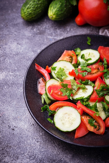 Ensalada de verduras con pepino y tomate