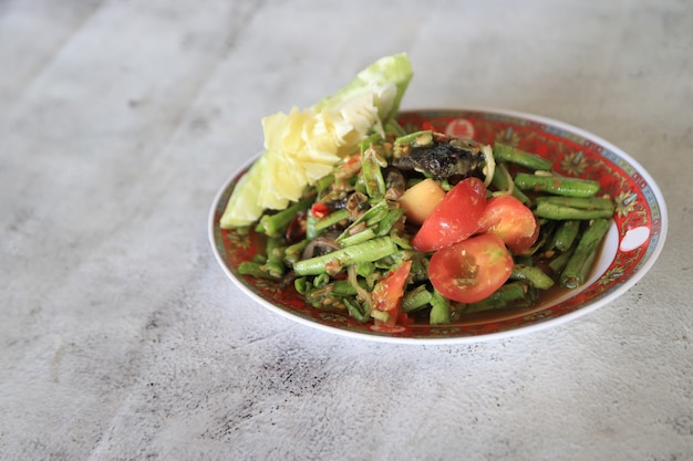 Ensalada de verduras picante estilo tailandés y comida tailandesa tradicional tailandesa