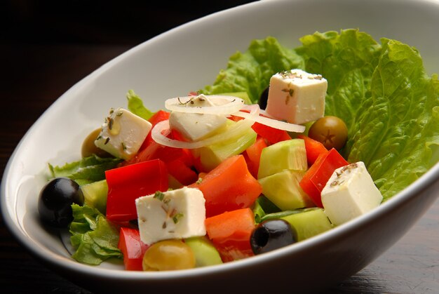 Ensalada de verduras con pimientos frescos y queso, aceitunas y pepinos.