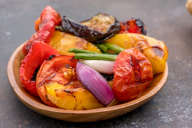 Ensalada de verduras a la plancha con berenjenas, cebollas, pimientos, espárragos y tomate